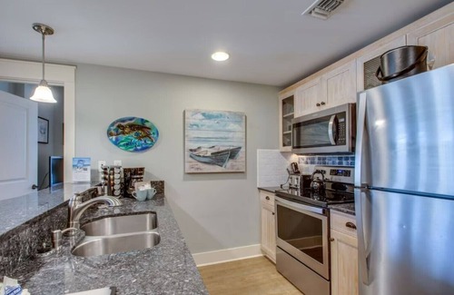Baytowne Wharf Condo | 2 BR/2 BA With 6 Seater Golf Cart, Village of Baytowne Wharf