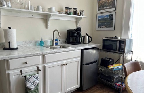 Buena Vista Apartment | 2 BR Get-a-Way in BV steps to Main St