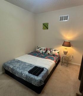 Brampton House | 2 Brampton Homestay- Great Location near All Amenities