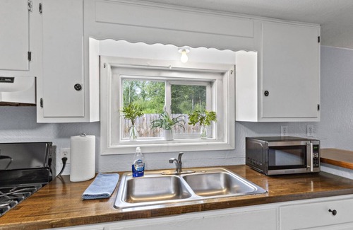 North Star Cottage | #2 Charming Midtown Bungalow/Fire-Pit + BBQ