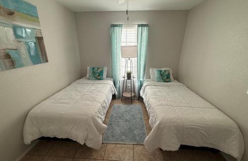 Eagle Pass Apartment | 2 Columns Stay 5