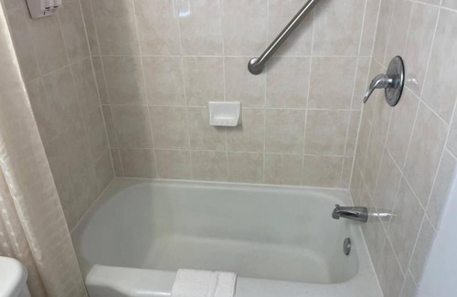 North Tonawanda Hotel | 2 Double Beds Stay for Family Fun! Scottish Inns, Parking, Near Niagara Falls