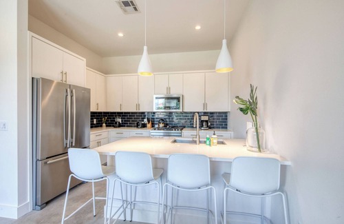 Galindo House | 2 Homes in 1! Centrally located near SoCo