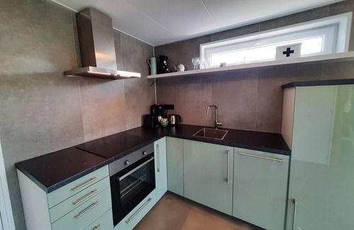 Dirkshorn House | 2 huizen naast elkaar honden welkom omheinde tuin 10 km strand, sauna, buitenbad