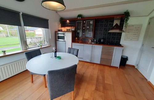 Dirkshorn House | 2 huizen naast elkaar honden welkom omheinde tuin 10 km strand, sauna, buitenbad