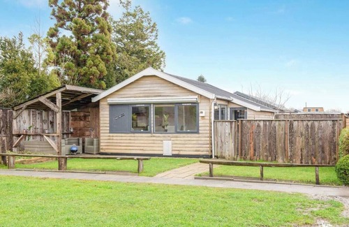 Dirkshorn House | 2 huizen naast elkaar honden welkom omheinde tuin 10 km strand, sauna, buitenbad