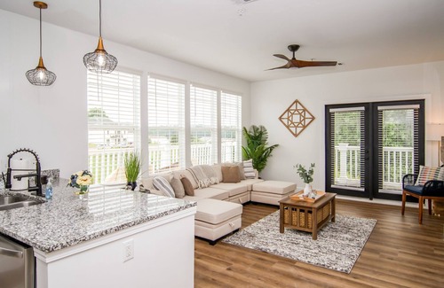 Oxford Condo | π2 King Suites 3 Minute Drive to All in Oxford πn