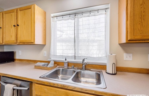 Bayshore - Klatt House | 2 King Suites! 4 bedrooms + bonus room. Great for groups! 2 complete units.