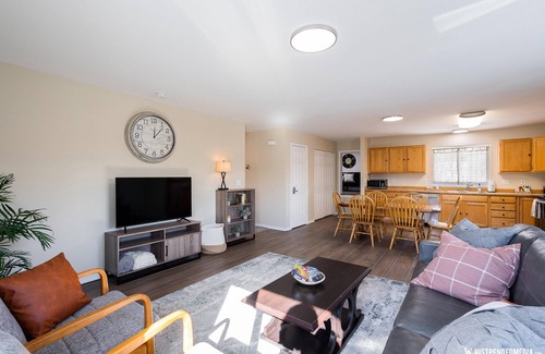 Bayshore - Klatt House | 2 King Suites! 4 bedrooms + bonus room. Great for groups! 2 complete units.