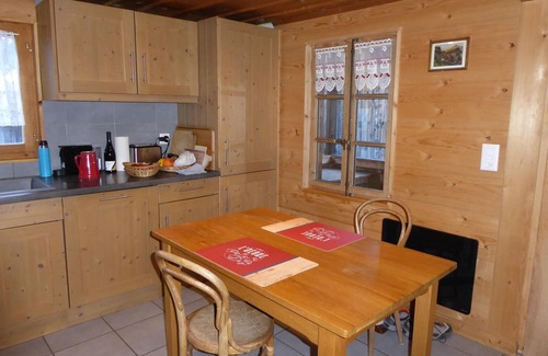 Vers L'Eglise Ski Chalet | 2-level apartment in a traditional chalet 2 steps from the slopes