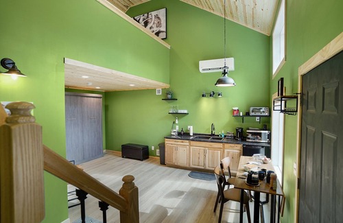 Ashland Cabin | 2 Level Cabin w/Hot Tub & Fireplace. 1.5 Bathrooms, 2 Queen Beds. Pet Friendly!