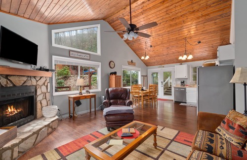 Maggie Valley House | 2 Master Suites - Hot Tub - Porch - Fire Pit - Wi-Fi - Clean - Cozy - 5 Stars!
