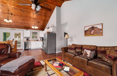 Maggie Valley House | 2 Master Suites - Hot Tub - Porch - Fire Pit - Wi-Fi - Clean - Cozy - 5 Stars!