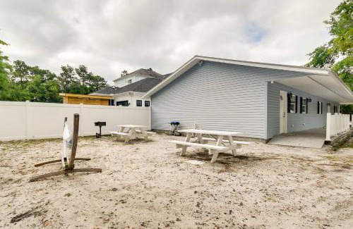 Atlantic Beach House | 2 Mi to Barefoot Landing! Baileys Beach Cottage