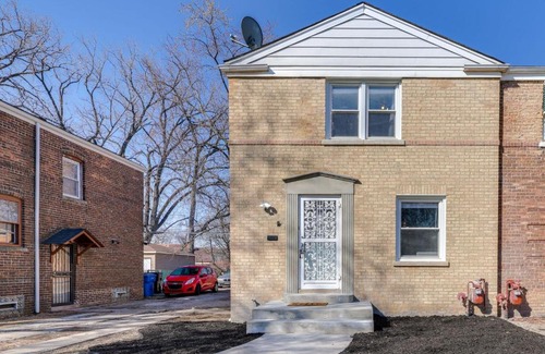 Jeffrey Manor House | 2 Mi to Calumet Park and Beach Windy City Escape!