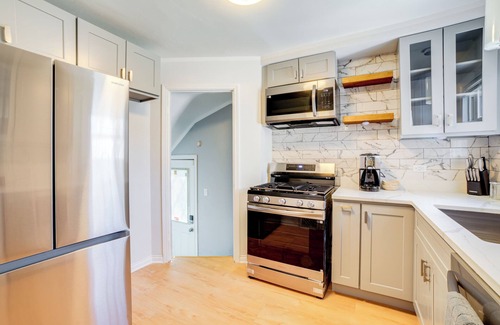 Jeffrey Manor House | 2 Mi to Calumet Park & Beach: Windy City Escape!
