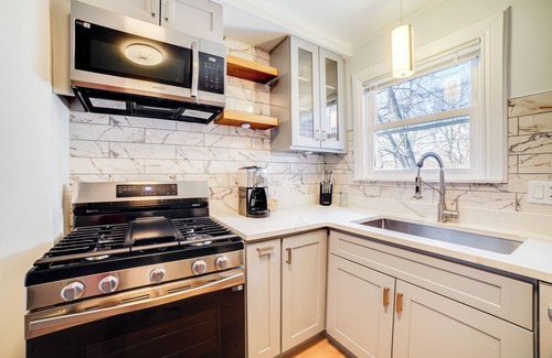 Jeffrey Manor House | 2 Mi to Calumet Park & Beach: Windy City Escape!