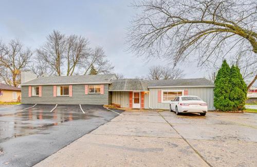 Mount Morris Township House | 2 Mi to Downtown Flushing Spacious Retreat!