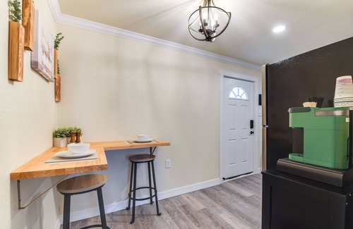 East Riverside Apartment | 2 Mi to Dtwn: Chic Waco Studio w/Fire Pit!