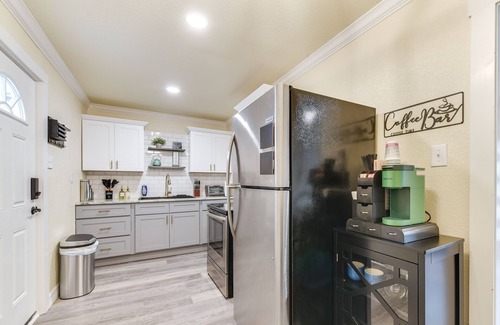 East Riverside Apartment | 2 Mi to Dtwn: Chic Waco Studio w/Fire Pit!
