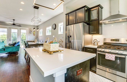 Northside Cottage | 2 Mi to Dtwn: Modern Houston Home w/Private Patio