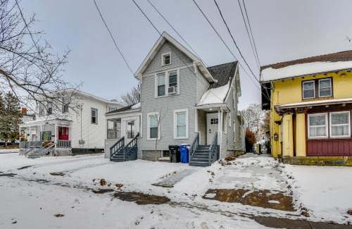 Syracuse Apartment | 2 Mi to Dtwn Syracuse Cozy Updated Apt!