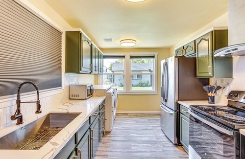 Hilltop Cottage | 2 Mi to Dtwn Tacoma: Charming Home w/Deck & Yard!