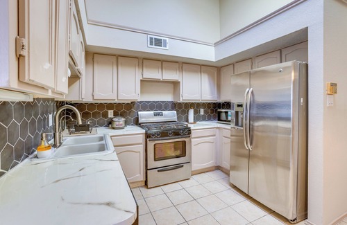 Mission Bend House | 2 Mi to Houston Funplex: Home w/Private Yard!