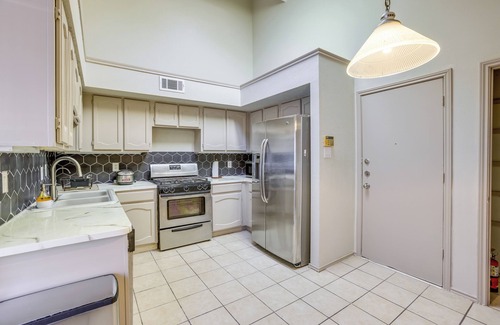 Mission Bend House | 2 Mi to Houston Funplex: Home w/Private Yard!