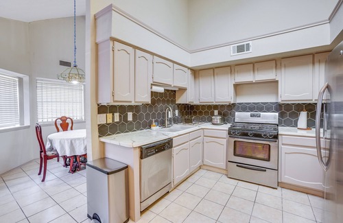 Mission Bend House | 2 Mi to Houston Funplex: Home w/Private Yard!