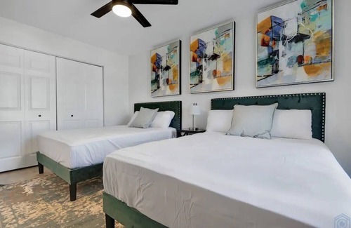 Clinton House | 2 Miles from Downtown Clinton