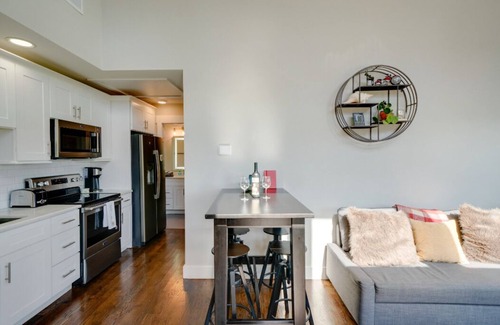Cleveland Park House | 2 miles to Downtown/2 Private Baths/ Perfect for Couples/2 miles 2 Broadway