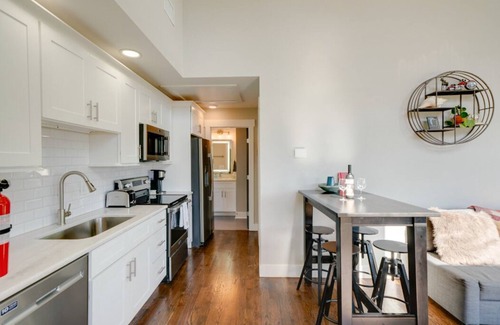 Cleveland Park House | 2 miles to Downtown/2 Private Baths/ Perfect for Couples/2 miles 2 Broadway