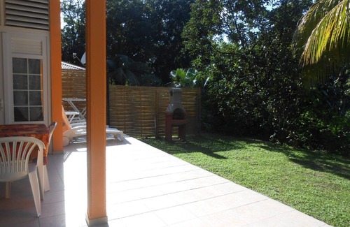 Deshaies House | 2 min from the beach warm welcome in this flowered and wooded park