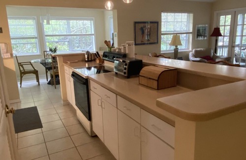 Wabasso Beach Condo | 2 min walk, beachside pool, bar and outside dining, 16tennis courts .Gated.