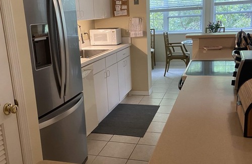 Wabasso Beach Condo | 2 min walk, beachside pool, bar and outside dining, 16tennis courts .Gated.
