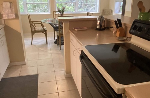 Wabasso Beach Condo | 2 min walk, beachside pool, bar and outside dining, 16tennis courts .Gated.