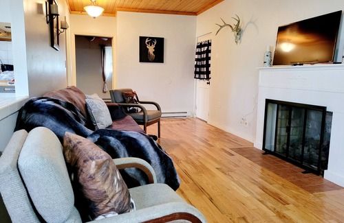 Benton Cottage | 2 minutes from Jonathan's Creek boat ramp! Lake view. Family vacation