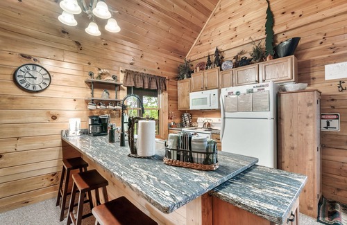 Sevierville Cabin | 2 Mstr Bdrm suites✅Fast WiFi✅Mtn Views/Hot Tub/Arcade-Game Room/Seasonal Pool