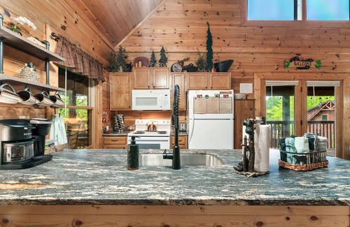 Sevierville Cabin | 2 Mstr Bdrm suites✅Fast WiFi✅Mtn Views/Hot Tub/Arcade-Game Room/Seasonal Pool