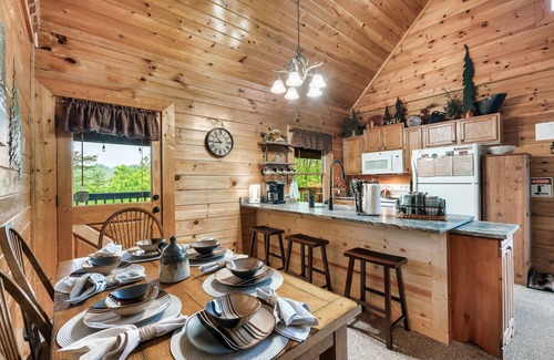 Sevierville Cabin | 2 Mstr Bdrm suites✅Fast WiFi✅Mtn Views/Hot Tub/Arcade-Game Room/Seasonal Pool