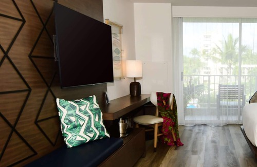 Lihue Hotel | 2 Ocean View Accommodations! Beachfront Resort w/Outdoor Pool & Airport Shuttle