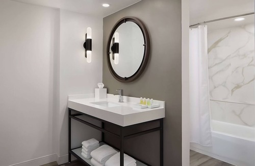 Lihue Hotel | 2 Ocean View Accommodations! Beachfront Resort w/Outdoor Pool & Airport Shuttle