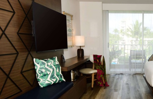 Lihue Hotel | 2 Ocean View Accommodations! Beachfront Resort w/Outdoor Pool & Airport Shuttle