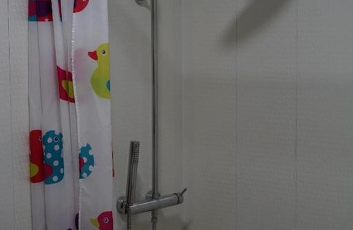 Grodzisk Mazowiecki Apartment | 2 osobowe kawalerki w domkach FreezerHause Kozery- NoclegiGrodziskPL 792-535-535