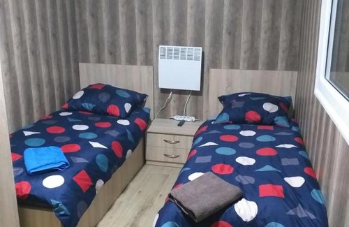 Grodzisk Mazowiecki Apartment | 2 osobowe kawalerki w domkach FreezerHause Kozery- NoclegiGrodziskPL 792-535-535