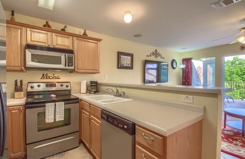New Braunfels Condo | 2 Pools, 4 Hot tubs on the Guadalupe River! Walk to Schlitterbahn!
