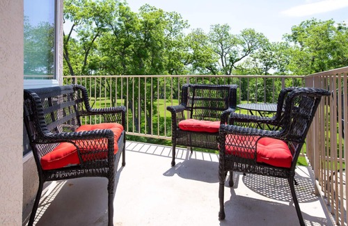 New Braunfels Condo | 2 Pools, 4 Hot tubs on the Guadalupe River! Walk to Schlitterbahn!