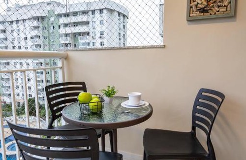 Camorim House | 2 Quartos com Varanda a 300m RioCentro Wi-Fi 120mbps e Cozinha Completa - Condomínio com Piscina, Estacionamento, Portaria 24h e Parquinho Infantil - Apartamento indicado para Grupos, Hóspedes a Trabalho e Crianças