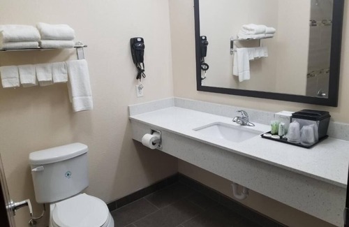 Bay City Hotel | 2 Queen Kitchenette, Scottish Inns & Suites, Full-Size Fridge, Great Location